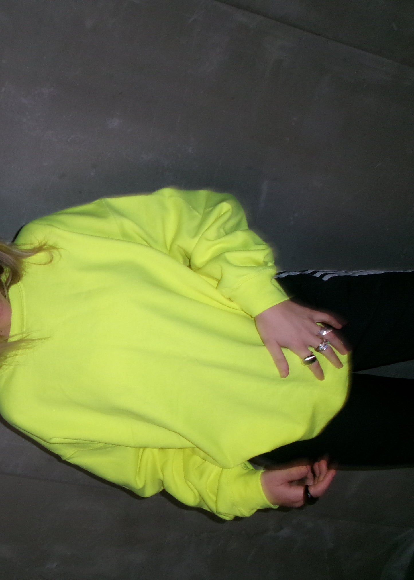 HÁSKÓLAPEYSA NEON GUL