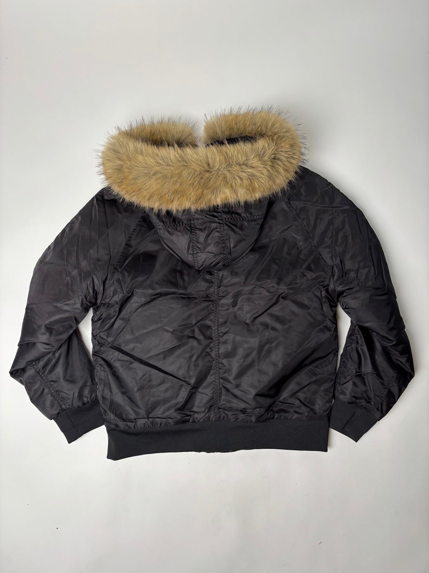 ÚLPA MEÐ LOÐI SVÖRT