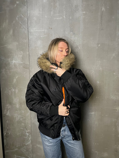 ÚLPA MEÐ LOÐI SVÖRT