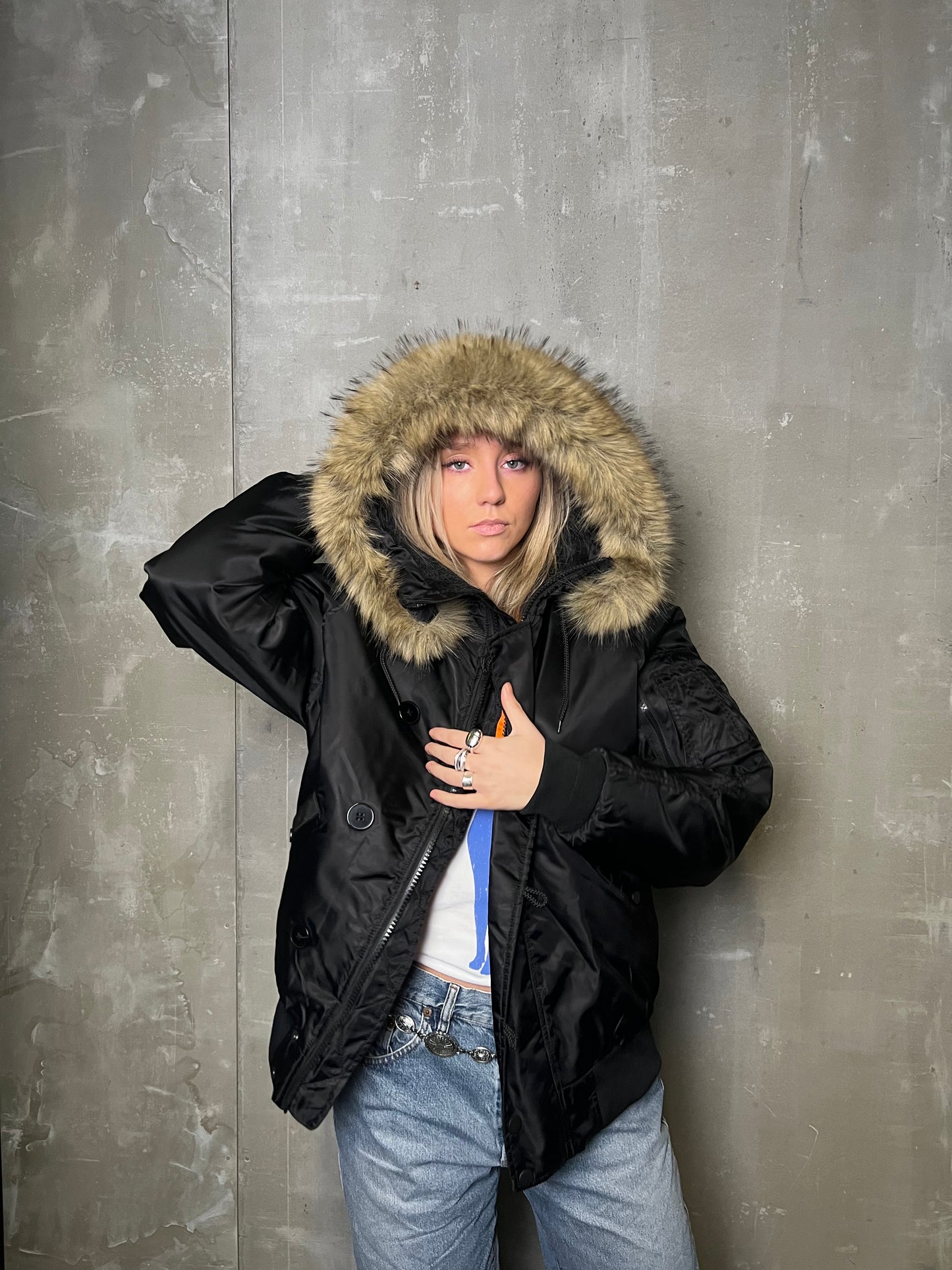 ÚLPA MEÐ LOÐI SVÖRT